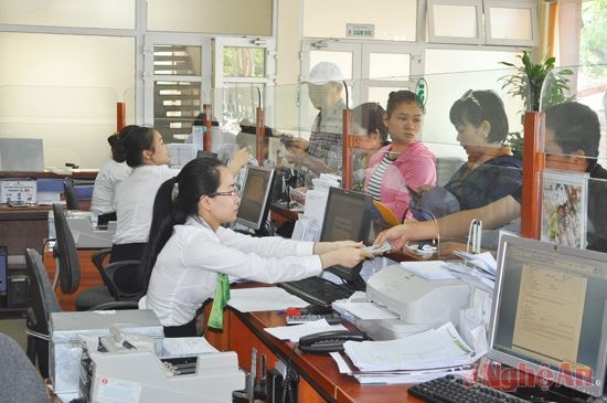 Khách hàng giao dịch tại Hội sở chính Vietcombank Trung Đô. Ảnh: v.h