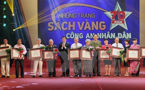 Chủ tịch nước Trương Tấn Sang trao giải cho các tác giả. (Ảnh: Nguyễn Khang/TTXVN)