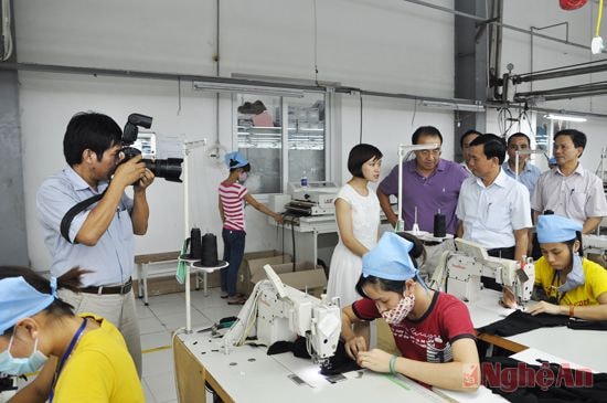 Phóng viên Báo Nghệ An tác nghiệp tại Nhà máy may Namsung Vina (Diễn Châu). Ảnh: Hữu nghĩa