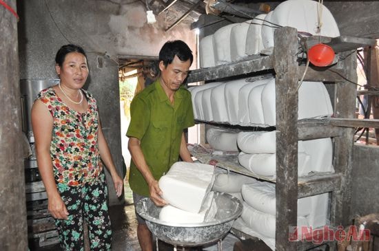 Anh Lê Văn Tường và vợ chuẩn bị nguyên liệu làm bún.