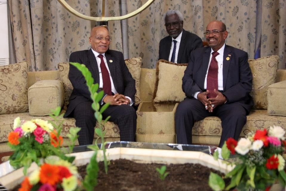 Omar al-Bashir (phải) gặp gỡ Tổng thống Nam Phi Jacob Zuma  tại Khartoum hôm 31/1. Ảnh: AFP