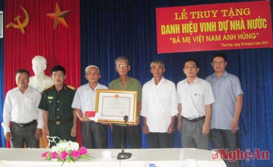 Lãnh đạo UBND Thị xã trao Bằng công nhận danh “Bà mẹ Việt Nam anh hùng” cho thân nhân Mẹ Nguyễn Thị Liệm