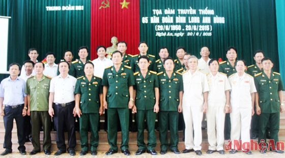 Lãnh đạo chỉ huy qua các thời kỳ của trung đoàn cùng đại biểu chính uyền địa phương tham gia buổi lễ chụp ảnh lưu niệm