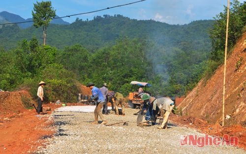 Rải nhựa trên tuyến đường Tây Nghệ An