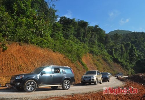 Trên tuyến đã láng nhựa  94 km nên giao thông rất thuận lợi 