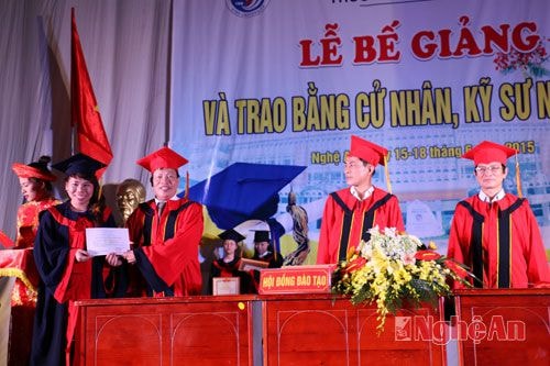 Lãnh đạo nhà trường khen thưởng những sinh viên tốt nghiệp loại xuất sắ