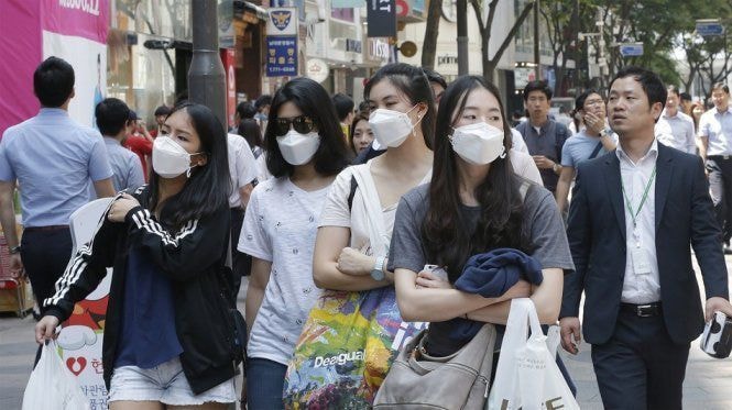 Nhiều du khách đeo khẩu trang khi tới Hàn Quốc vì lo ngại dịch MERS. Ảnh: AP