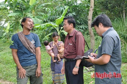 Cán bộ, phóng viên Báo Nghệ An tác nghiệp tại Khu tái định cư  Thuỷ điện Bản Vẽ.Ảnh: Hữu Nghĩa