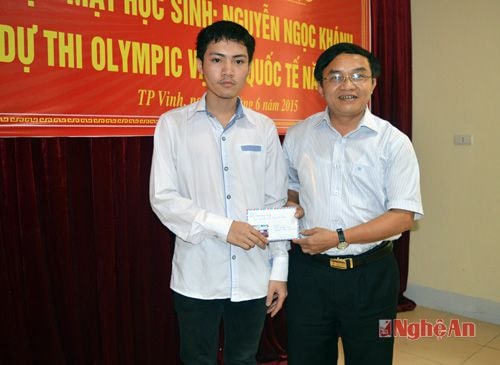 Đại diện Hội Cựu học sinh trao tặng em Nguyễn Ngọc Khánh 10 triệu đồng trích từ Quỹ Tấm lòng vàng của Hội.