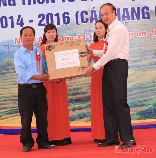 Ông Trịnh Phương Trâm - Giám đốc Công ty Điện lực Nghệ An tặng quà kỷ niệm cho UBND xã Mường Lống.