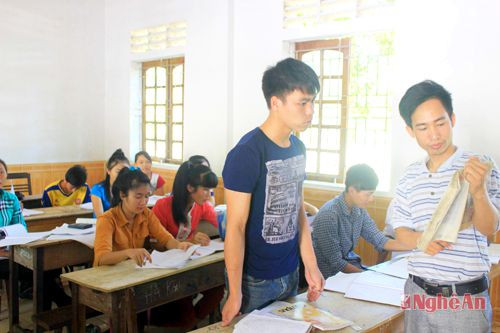 Giờ ôn tập của học sinh lớp 12 Trường THPT Mường Quạ, Con Cuông. Ảnh: M.H