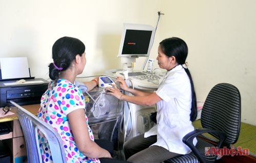  Khám chữa bệnh cho người dân ở xã Nam Trung.
