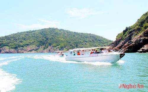 Công ty Song Ngư Sơn phục vụ du khách tham quan đảo Ngư bằng xuồng cao tốc.