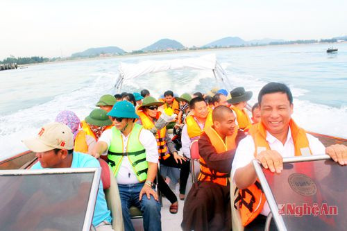 Du khách trên xuồng cao tốc của Công ty Song Ngư Sơn ra tham quan đảo Ngư.
