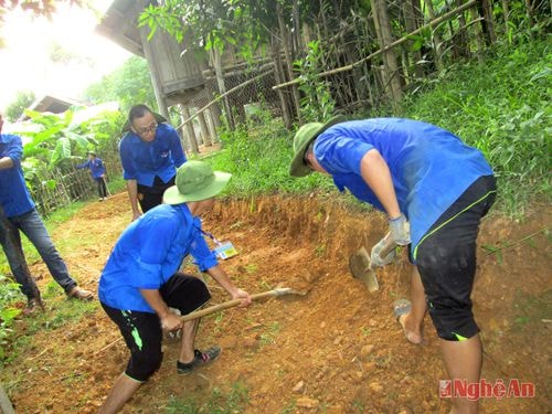 Sinh viên tình nguyện Đại học Vinh làm đường giao thông tại xã Yên Tĩnh (Tương Dương).