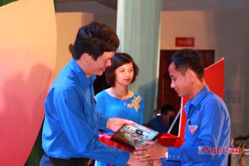 Trần Hữu Đức (phải) trong lễ tuyên dương thanh niên tiên tiến toàn tỉnh.