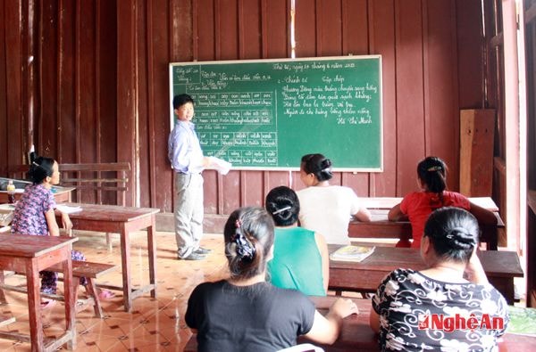 Thầy giáo Nguyễn Văn An đang hướng dẫn các học viên đánh vần