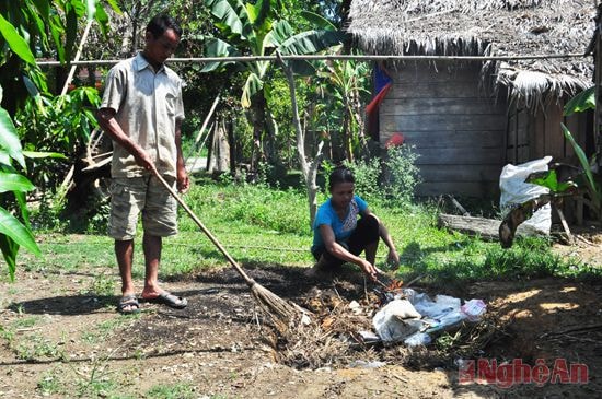 Nhiều gia đình khu tái định cư xã Ngọc Lâm đều đào hố thu gom và xử lý rác tại gia đình.