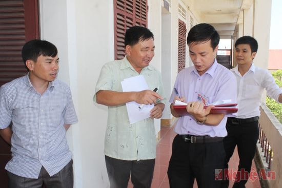 Đoàn kiểm tra liên ngành của tỉnh kiểm tra chấp hành kỷ luật, kỷ cương hành chính  tại xã Tam Quang (Tương Dương).