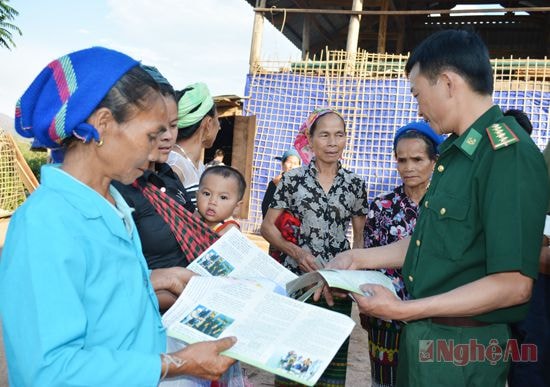 Bộ đội biên phòng phát tờ rơi tuyên truyền phổ biến pháp luật.