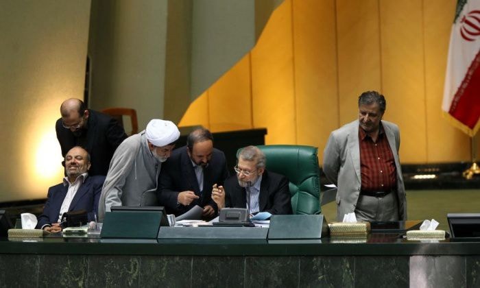 Quốc hội Iran thảo luận trong phiên bỏ phiếu cho dự luật. Ảnh: The Guardian