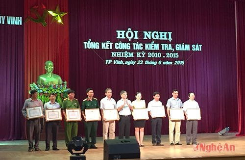 Trao bằng khen cho các tập thể, cá nhân xuất sắc