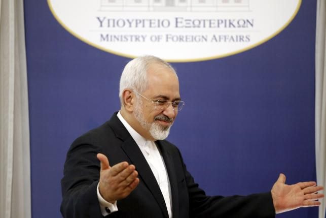 Ngoại trưởng Iran Mohammad Javad Zarif cử chỉ sau một cuộc họp báo chung với người đồng cấp Hy Lạp của ông Nikos Kotzias tại Athens ngày 28 Tháng năm 2015.
