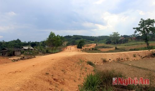 Tuyến đường 7B vào Giáp Gát đang được thi công và sẽ trở thành tuyến đường liên tuyến chạy thẳng đến Tân Kỳ. Từ khi có tuyến đường này cuộc sống người dân trong vùng đã bắt đầu khởi sắc