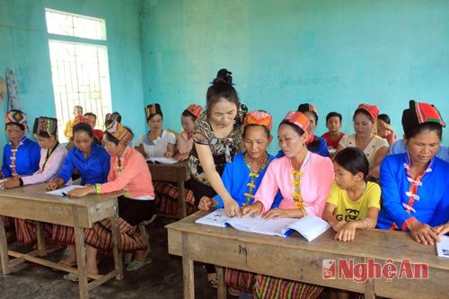 Đời sống kinh tế được nâng cao. Người dân trong xã bắt đầu có ý thức về việc học chữ.