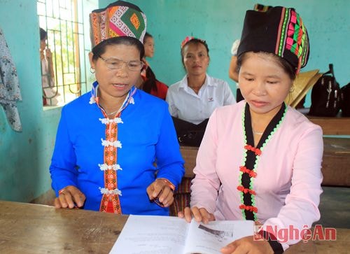 Hai chị em Ngân Thị Mười - Ngân Thị Hoạch, gần 50 tuổi mới được đến trường. Biết được mong muốn của mẹ, ngày ngày chồng và con của các chị thay nhau chở các chị vượt quãng đường gần 7km để đến nhà văn hóa bản Giáp Gát học chữ