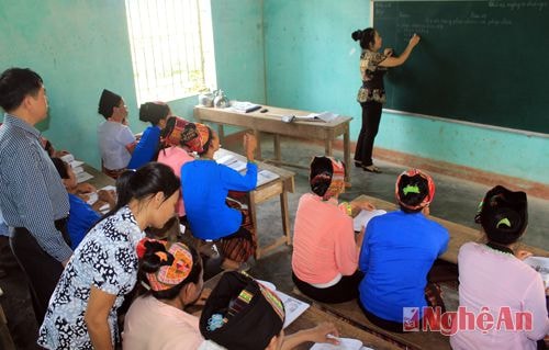 Ở tuổi đã ngoài tứ tuần, việc học chữ không dễ dàng. Bởi thế không chỉ thầy cô đứng lớp mà ban giám hiệu nhà trường cũng phải thường xuyên đến kiểm tra, động viên các thành viên của lớp
