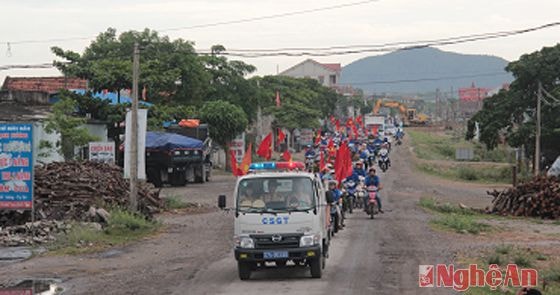 Lực lượng chức năng diễu hành, tuyên truyền công tác phòng, chống ma túy trên địa bàn thị xã Hoàng Mai