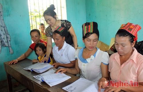 Cô giáo Hoàng Thị Loan, 51 tuổi được ban giám hiệu tin tưởng giao phụ trách lớp xóa mù chữ. Dạy cho học sinh lớn tuổi, không chỉ cần kiến thức mà còn cần cái tâm, trách nhiệm - cô Lan tâm sự