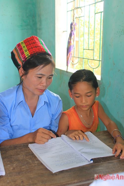 Rất nhiều học viên đem cả con đến lớp. Hình ảnh con dạy cho mẹ, cháu dạy cho bà trở thành những nét đẹp riêng của các lớp học lớn tuổi này