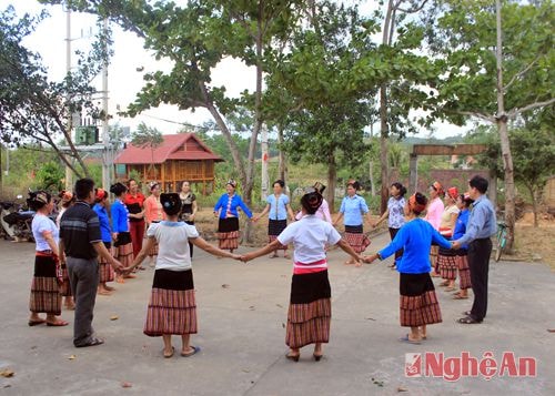 Không chỉ dạy chữ đơn thuần, Giáo viên còn phải tổ chức nhiều trò chơi, mở các cuộc thi đỗ chữ để giúp học sinh hào hứng