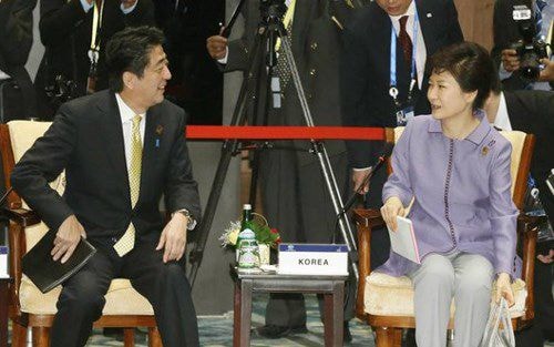  Tổng thống Hàn Quốc Park Geun-hye (phải) vả Thủ tướng Nhật Bản Shinzo Abe tại hội nghị thượng đỉnh Hợp tác Kinh tế Châu Á -Thái Bình Dương tổ chức ở Bali, Indonesia. (Ảnh: Kyodo)