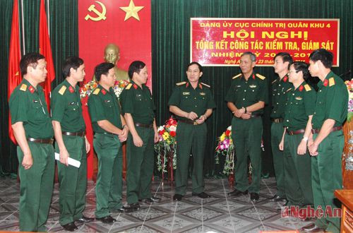 Thiếu tướng Doãn Ngọc Sơn – Bí thư Đảng ủy Cục Chính trị, Phó chủ nhiệm Chính trị Quân khu trao đổi kinh nghiệm với các đại biểu. 