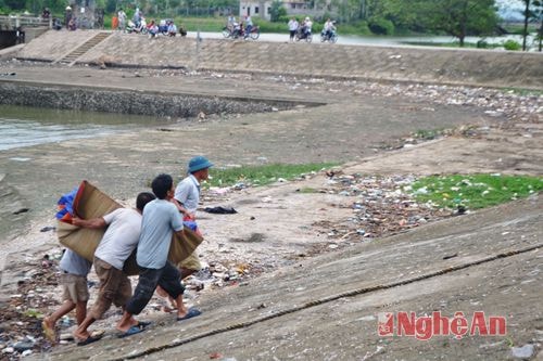 Thi thể hai chị em được đưa lên bờ