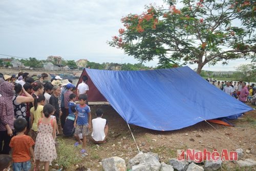 Người thân đang lễ cho hai chị em theo phong tục địa phương