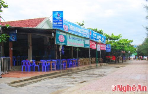 Các quầy ốt ở bãi biển Cửa Lò đã thu dọn bàn ghế gòn gàng hơn để chủ động tránh bão.