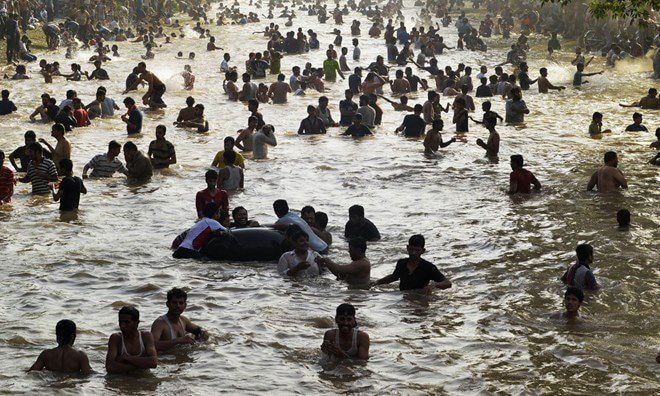  Nhiều người dân Pakistan tới các dòng sông để tránh nóng. (Ảnh: AFP)