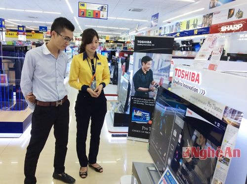Giới thiện sản phẩm mới với khách hàng tại siêu thị HC