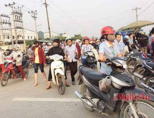 Giờ tan ca của công nhân may Hanosimex Nam Đàn