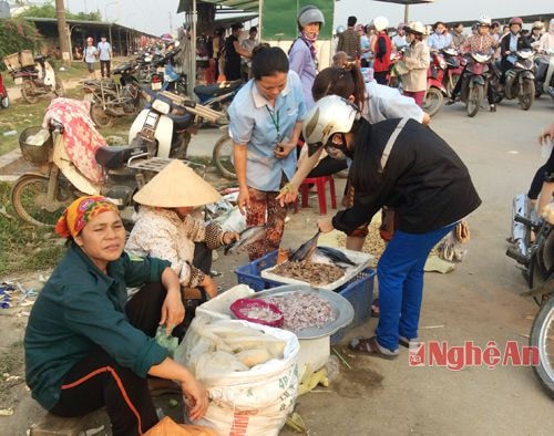 Chợ tạm được dựng lên ngay cạnh cổng nhà máy phục vụ công nhân
