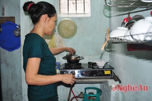 Bà Trần thị Minh ở Thọ Hợp, Quỳ Hợp vào trọ cùng các con trong căn phòng chưa đầy 10m2 để chăm sóc cháu nhỏ