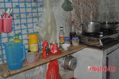 Cảnh cơm niêu nước lọ hết sức tạm bợ của công nhân KCN Nam Cấm