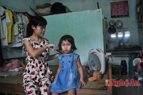 Chị Hồ Thị Thủy - Công nhân công ty may Minh Trí quê Diễn Phú, Diễn Châu đang phải thuê phòng trọ với gía 500.000 đồng chưa kể tiền điện nước