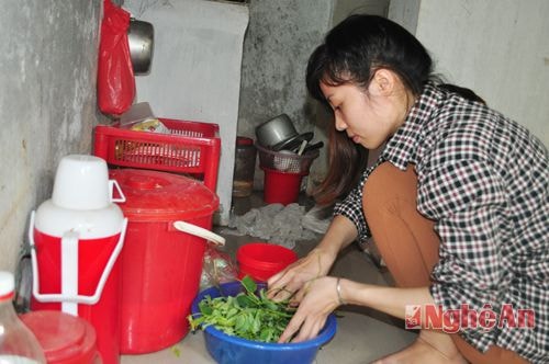Sau giờ tăng ca ở Công ty TNHH Matrix, công nhân Nguyễn Thị Mùi quê ở Nghĩa Lâm, Nghĩa Đàn chuẩn bị bữa cơm tối