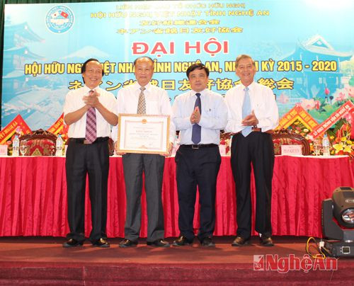 Đồng chí Huỳnh Thanh Điền trao bằng khen cho tập thể Hội 