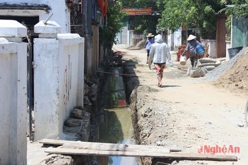 Trong quá trình thi công mương thoát nước, hệ thống đường ống cấp nước bị hỏng.jpg